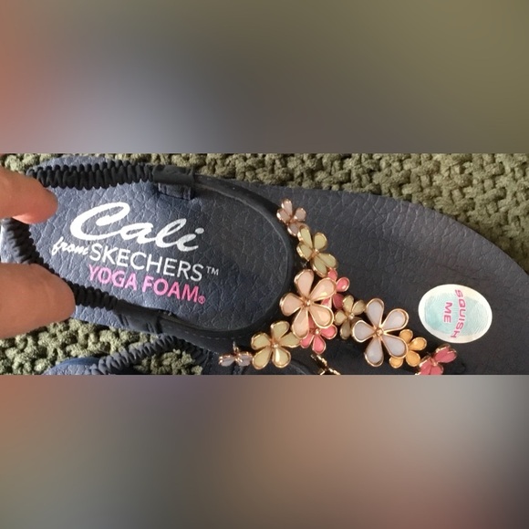 NWT Skechers Cali Meditation Happy Daisies Sandal, Slip On w/Strap; Size 6/7 - Picture 2 of 5